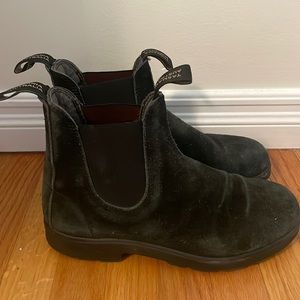 Black suade blundstone